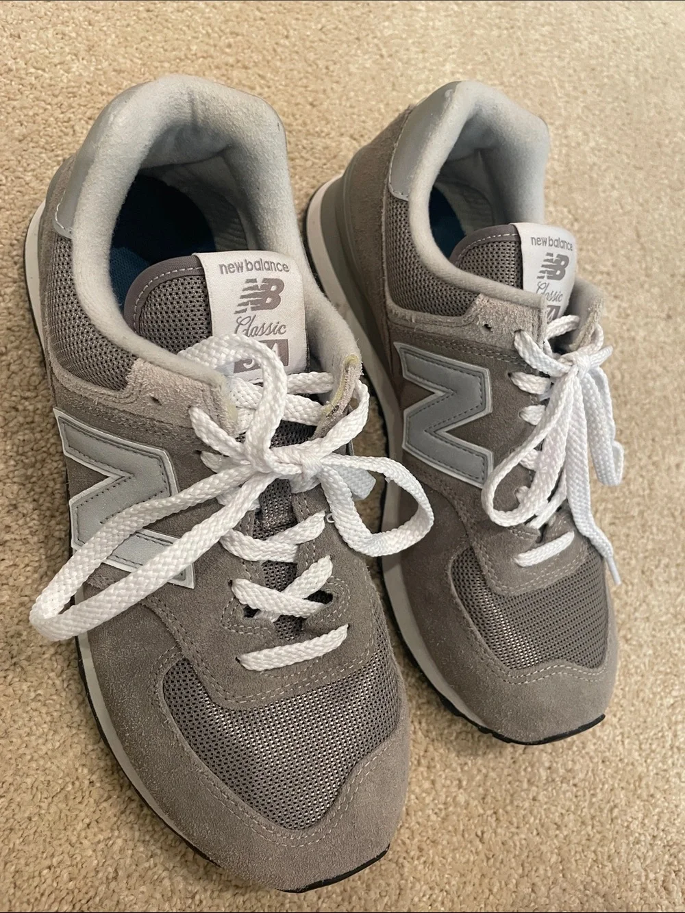Men’s classic New Balance 574 in gray with white, size 8, barely worn